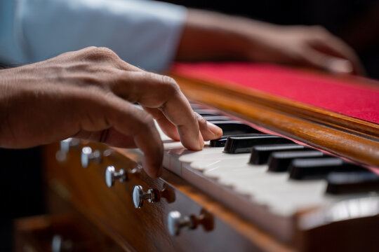 Harmonium lesson